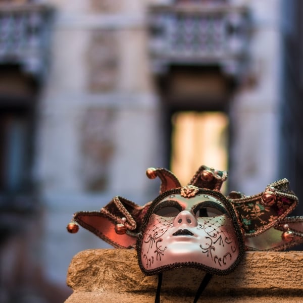 a traditional mask forgotten in the narrow streets of the city