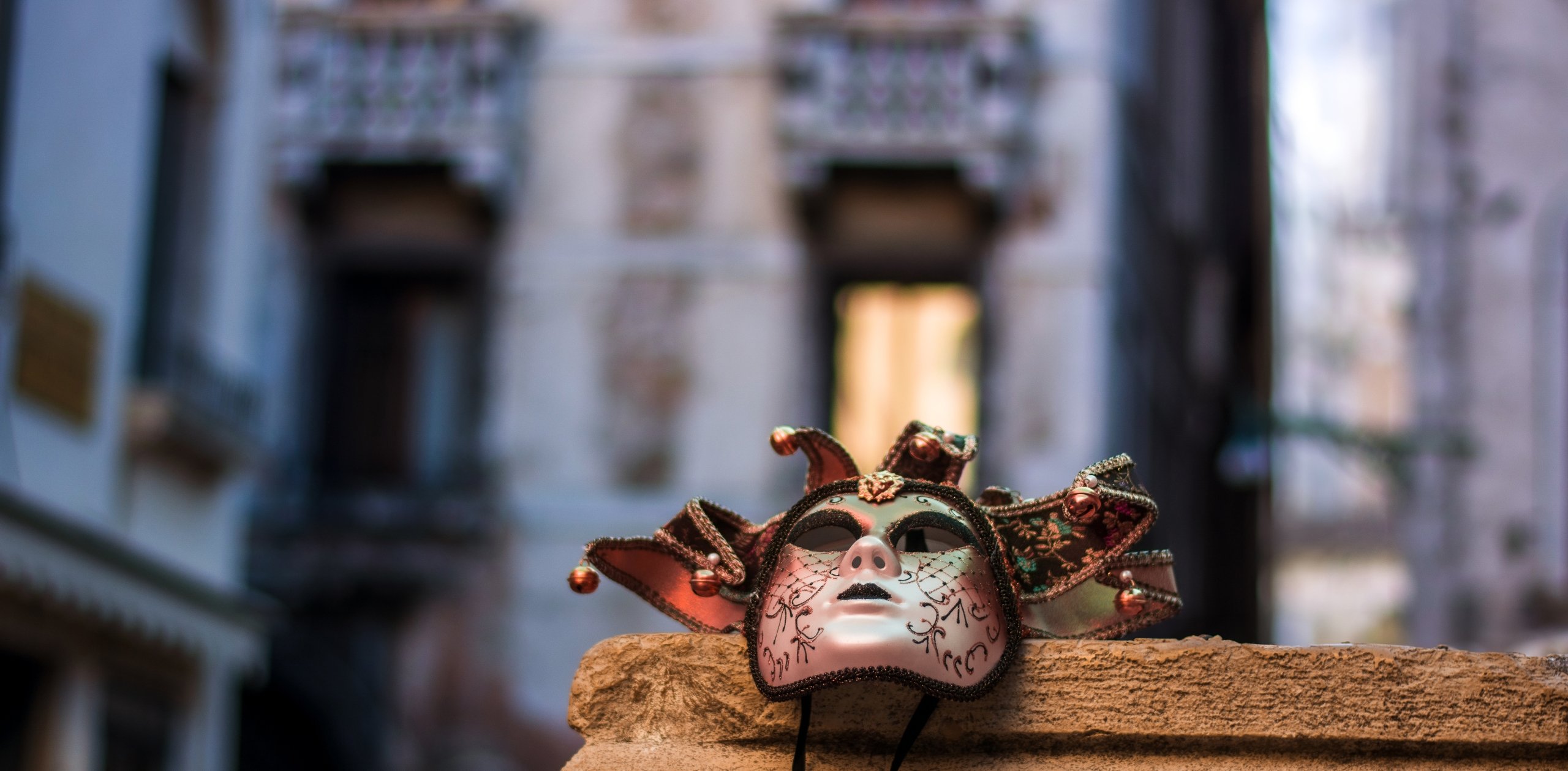 a traditional mask forgotten in the narrow streets of the city